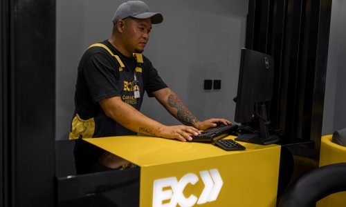 ورشة سيارات ملمّع سيارات